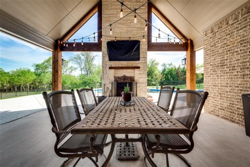    Covered Patio w Fireplace 