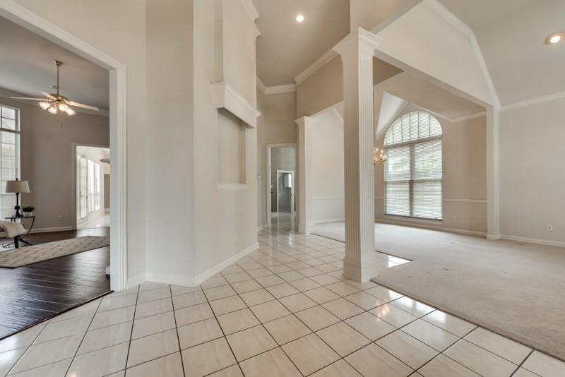    Entry has Soaring Ceilings 