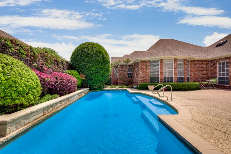    Sparkling Swimming Pool 