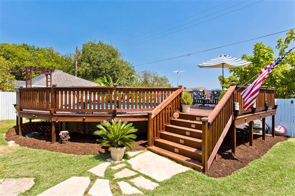    Deck around Above Ground Pool 