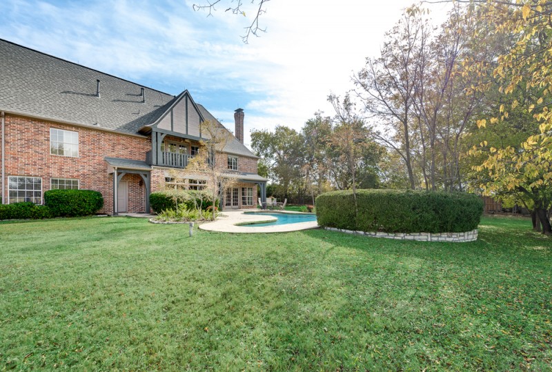    Sprawling Backyard 