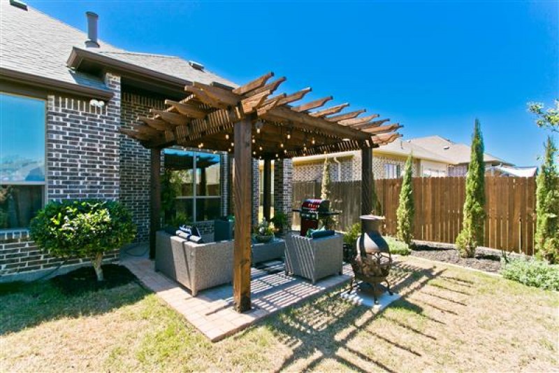    Covered Patio  Yard 