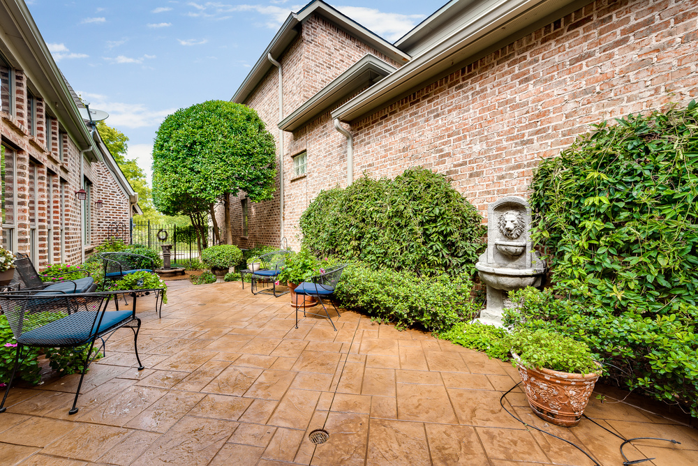    Courtyard with Fountains 