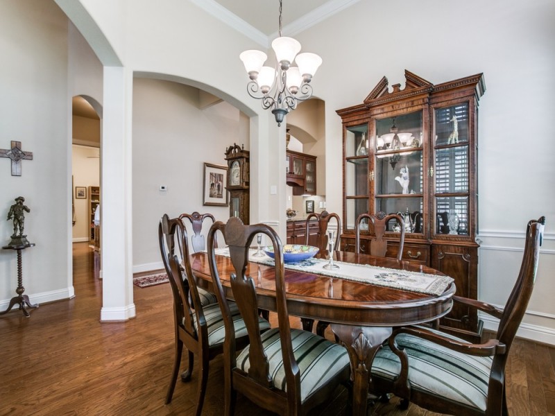      Formal Dining Room 