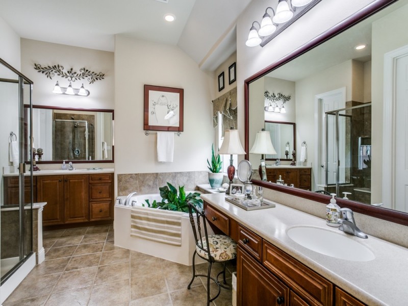      Master Bathroom 