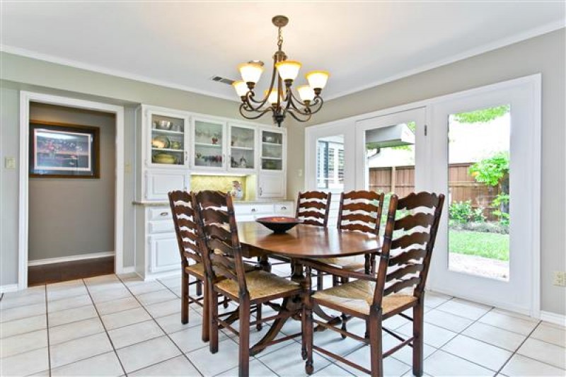    Breakfast Area with Built Ins 