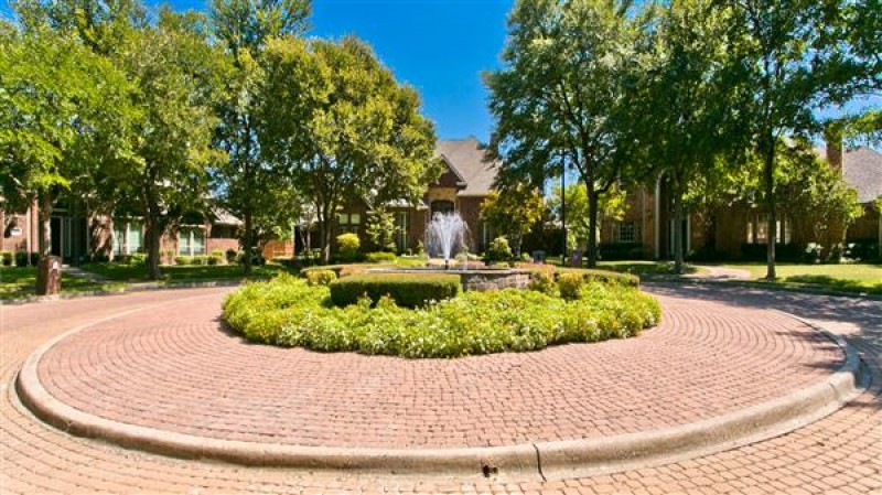    Fountain in Cirlce Drive 