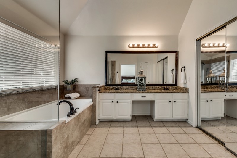    Master Bath has Granite Vanity 