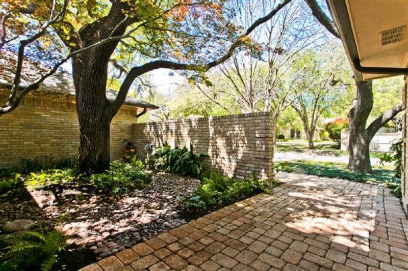    Front Courtyard 