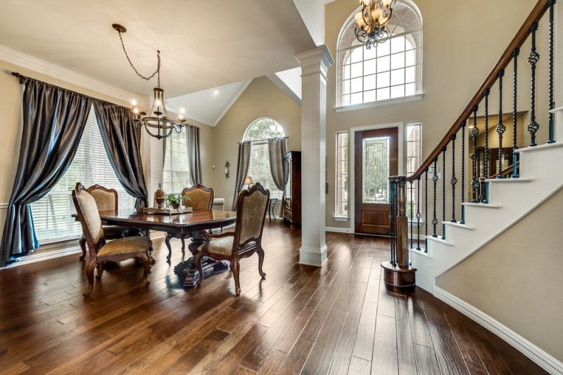    Formal Dining Room 