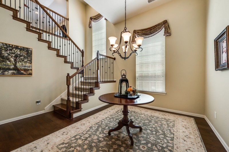    Formal Dining with Sleek Chandelier 