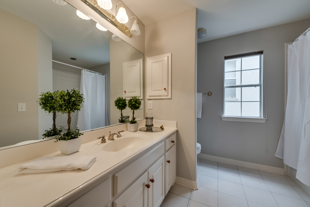    Upstairs Full Bathroom 