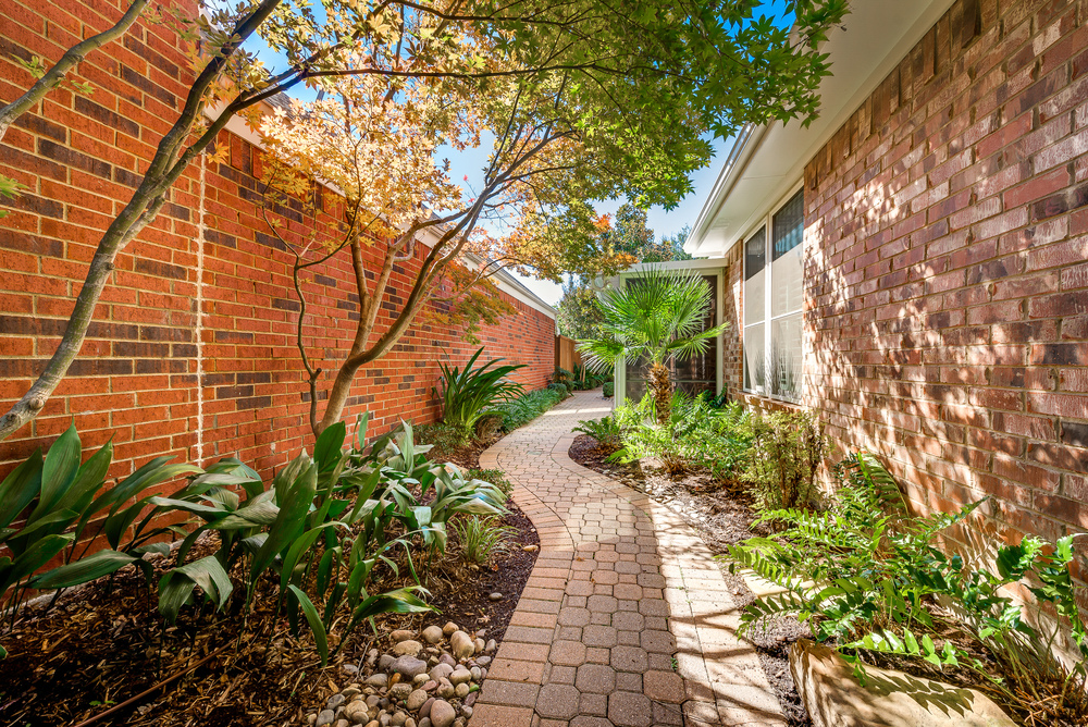    Gorgeous Landscaped Courtyard 