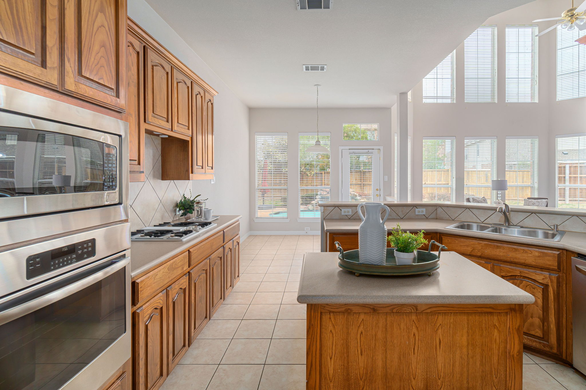    Chef s Kitchen and Breakfast Area 