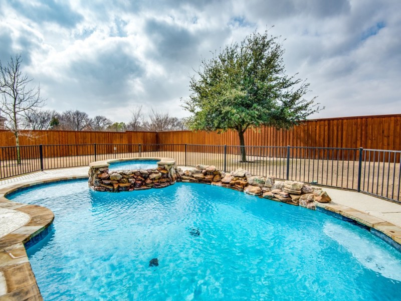    Sparkling Saltwater Pool 