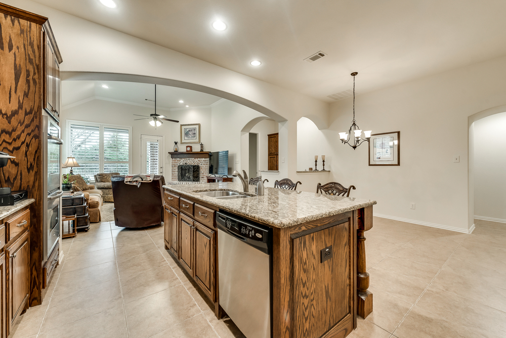    Large Island and Breakfast Nook Area 