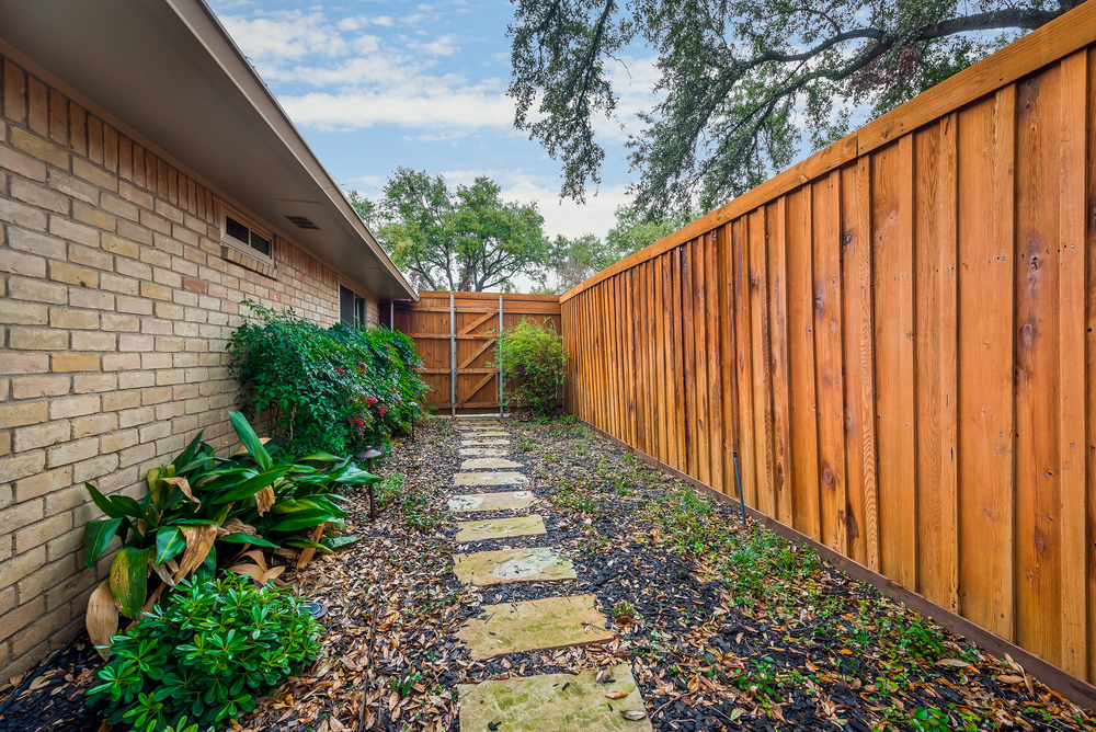    Landscaped Side Yard 