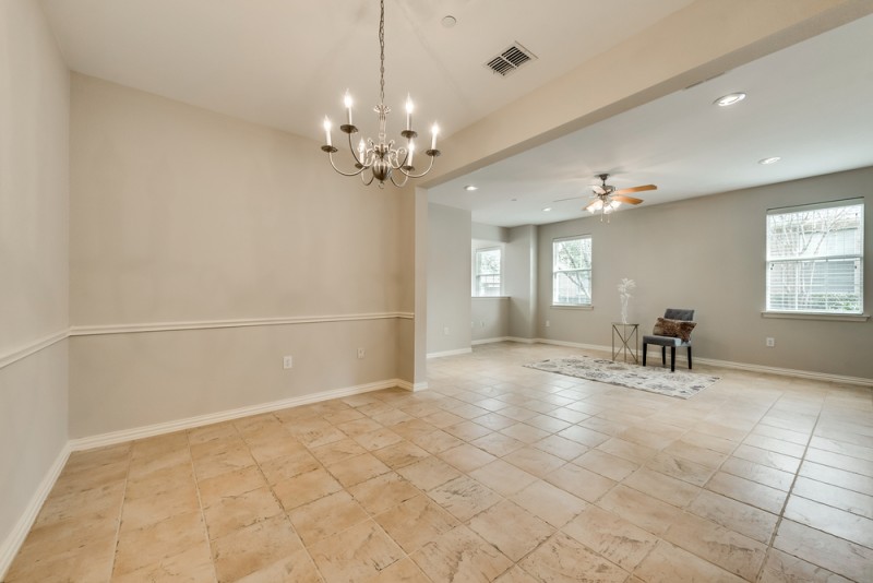    Formal Dining Room 