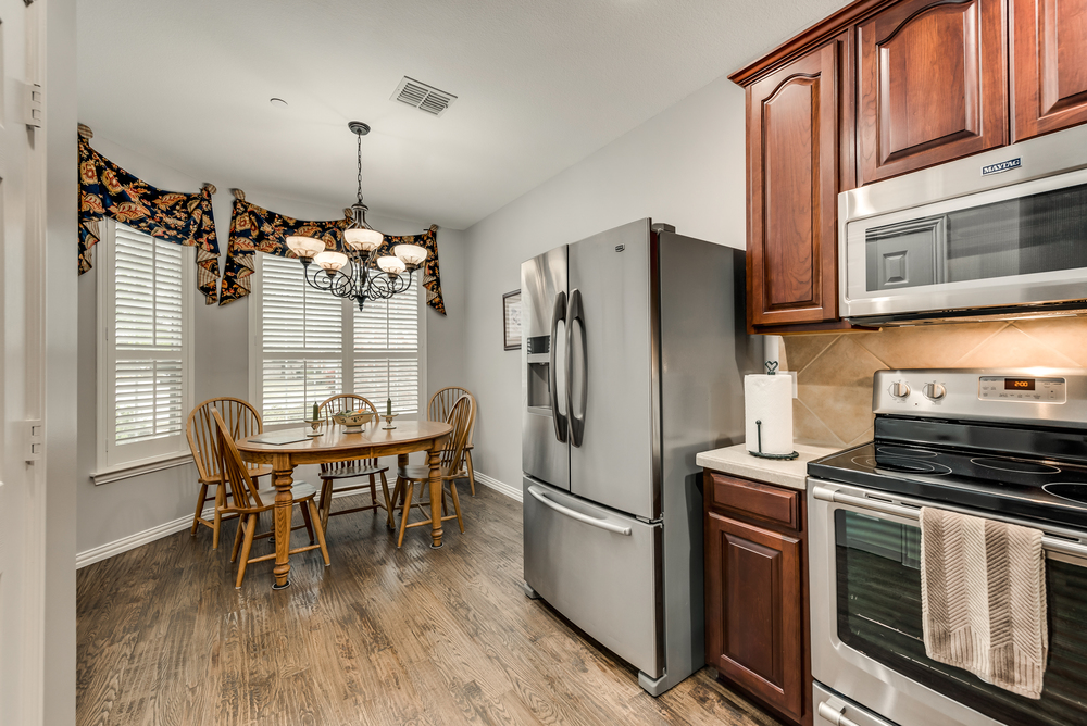    Chef s Kitchen and Charming Breakfast Area 