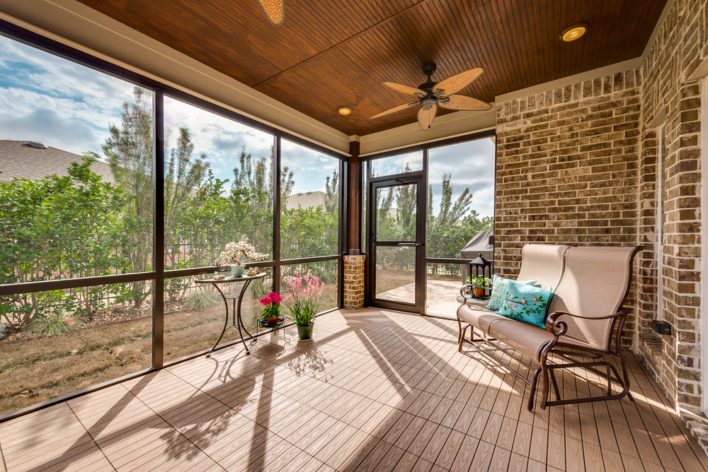    Relaxing Screened Porch 