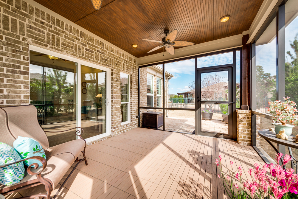    Relaxing Screened Porch 