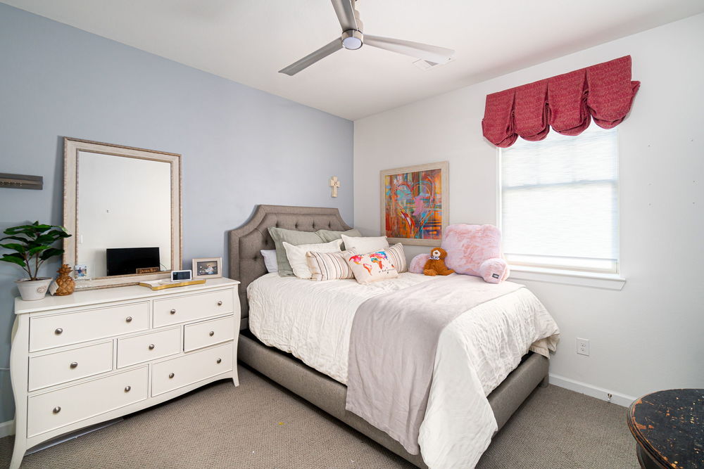    Secondary Bedroom with Shared Ensuite Hollywood Bathroom 