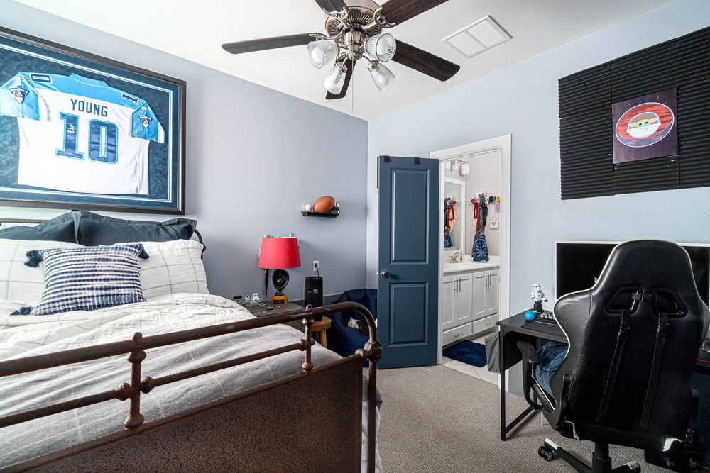    Secondary Bedroom with Shared Ensuite Hollywood Bathroom 