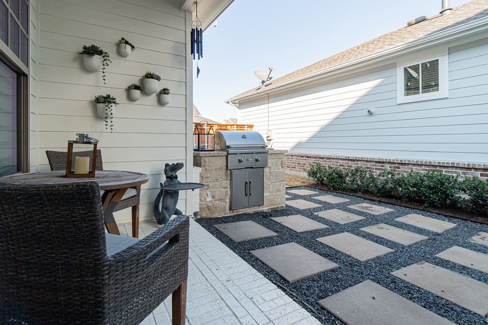    Covered Patio and Built In Gas Grill 