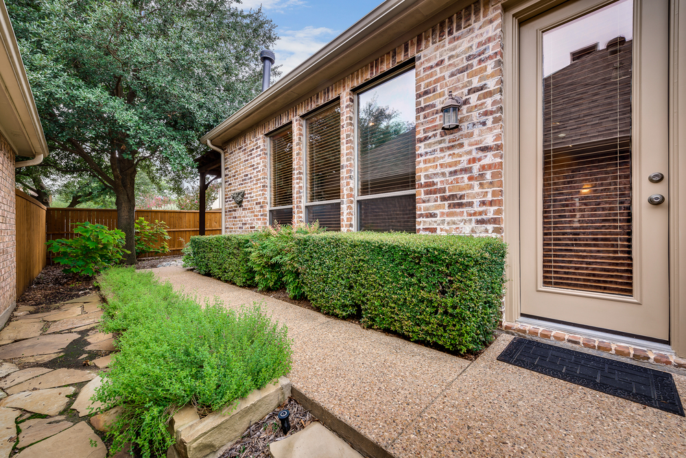    Landscaped Side Yard 