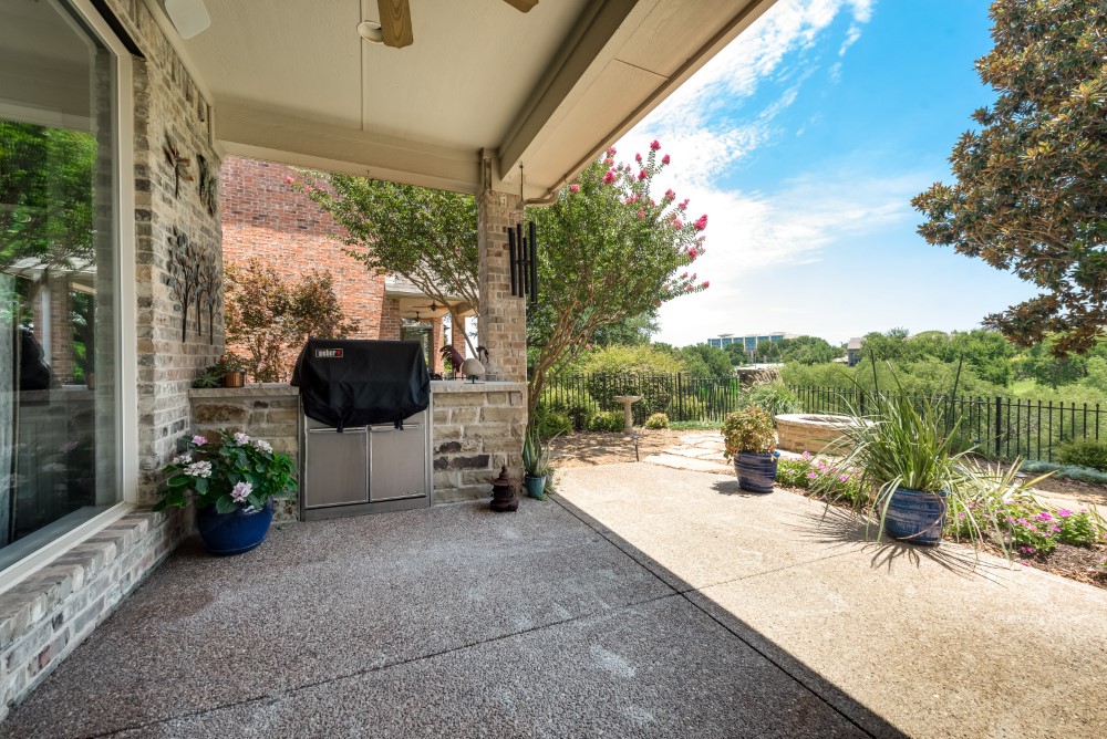    Covered Patio with Outdoor Kitchen 