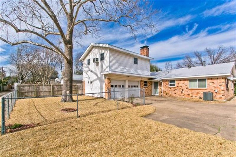    Side Drive with Rear Entry Garage 