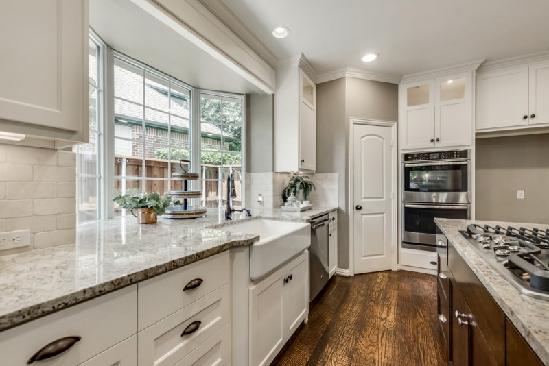    Gourmet Kitchen with Farm Sink 