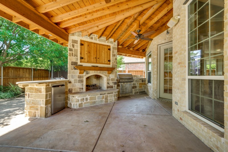    Covered Patio with Outdoor Kitchen 