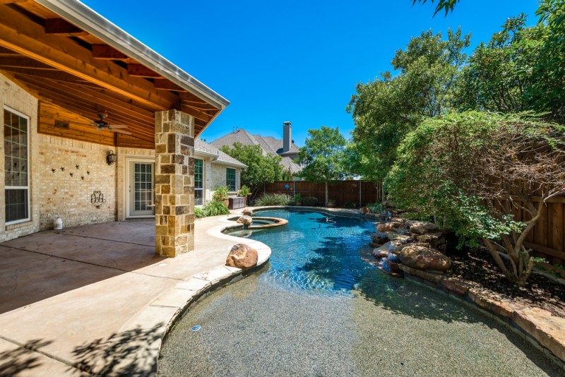    Sparkling Swimming Pool and Covered Patio 