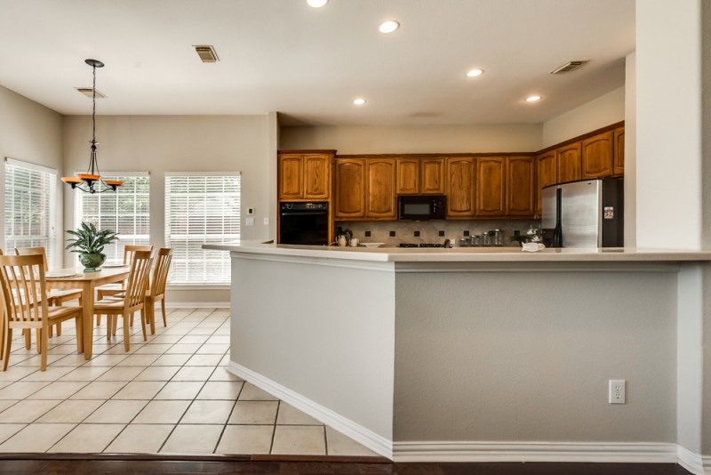    Breakfast Bar and Charming Breakfast Area 