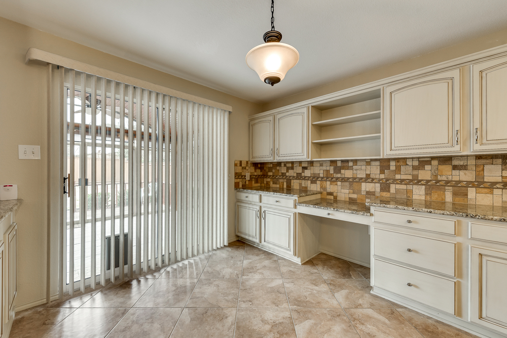    Breakfast Area with Desk 