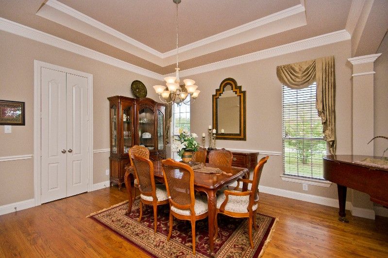    Formal Dining Room 