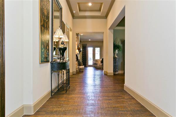    Foyer  hallway leading in 