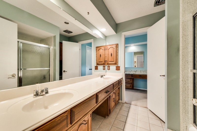    Full Bathroom with Master and Hallway Access 