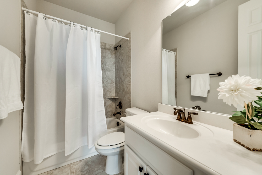    Full Private Guest Suite Bath 